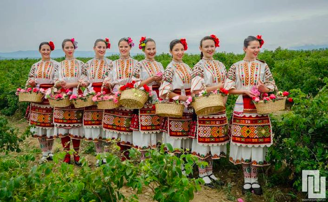 những cô gái trồng hoa tại Bulgaria