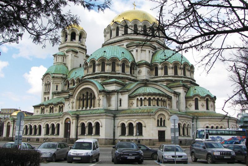 Định cư Bulgaria ở thủ đô Sofia, bạn sẽ có cơ hội chiêm ngưỡng vẻ đẹp của thánh đường Alexander Nevsky với diện tích đạt 3.170 m2, có thể chứa đến 10.000 người tham quan du lịch.